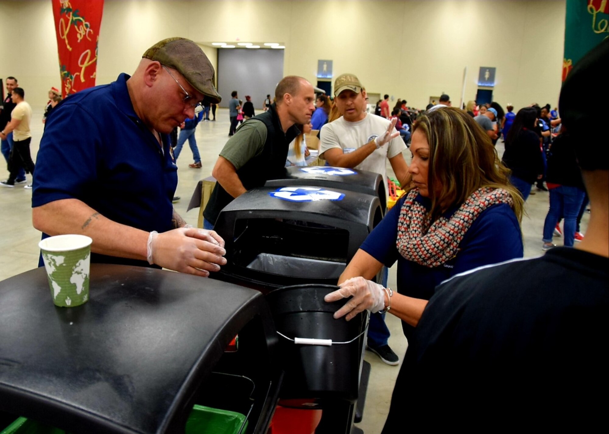 Reserve Citizen Airmen from the 433rd Airlift Wing joined forces with 1,000 other volunteers from the Greater San Antonio Area in serving more than 10,000 meals during the afternoon shift at H-E-B’s 26th Annual Feast of Sharing holiday dinner Dec. 23 at the Henry B. Gonzalez Convention Center in San Antonio, Texas.