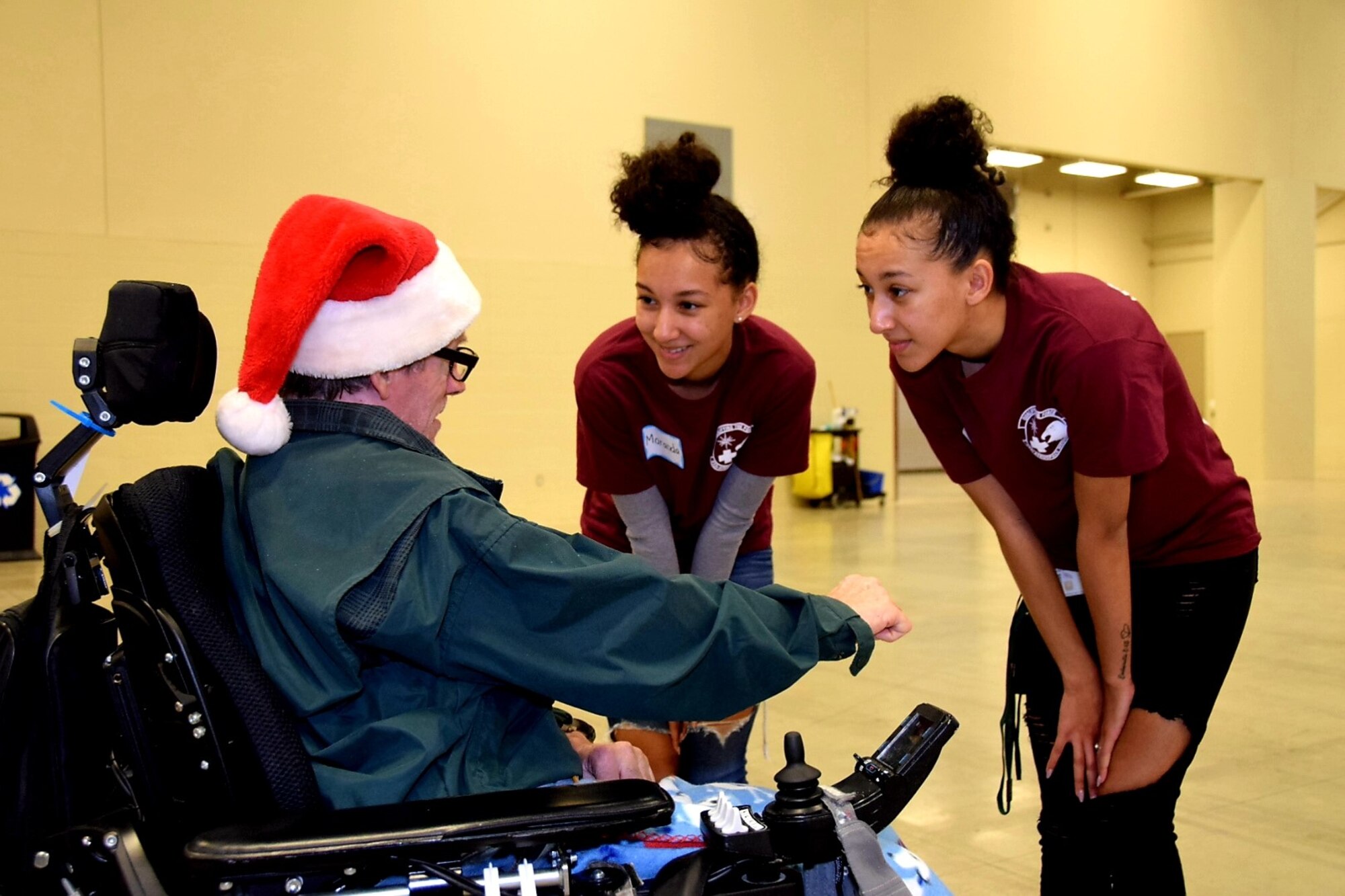 Reserve Citizen Airmen from the 433rd Airlift Wing joined forces with 1,000 other volunteers from the Greater San Antonio Area in serving more than 10,000 meals during the afternoon shift at H-E-B’s 26th Annual Feast of Sharing holiday dinner Dec. 23 at the Henry B. Gonzalez Convention Center in San Antonio, Texas.