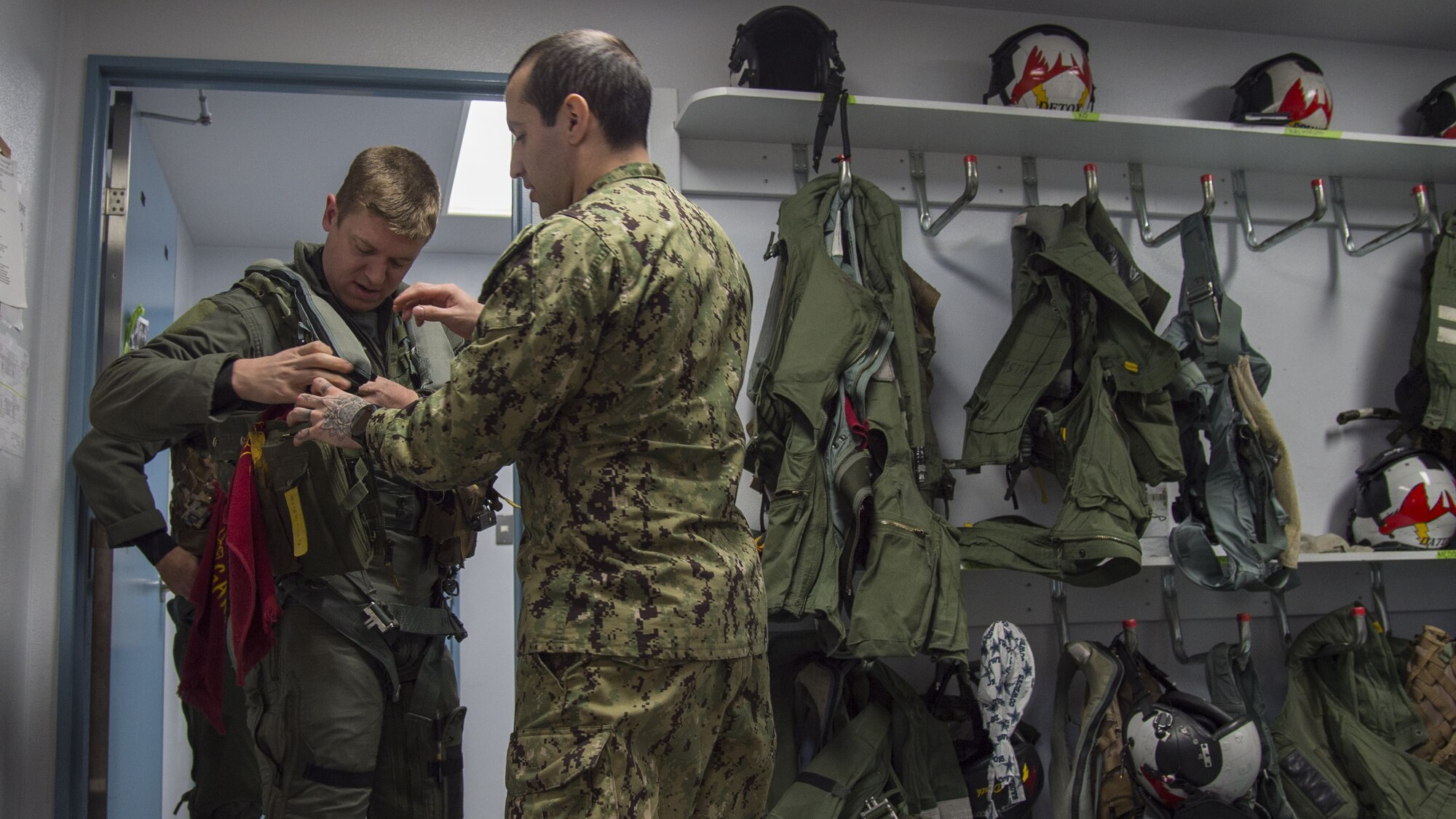 F-16 pilots experience Growler flight