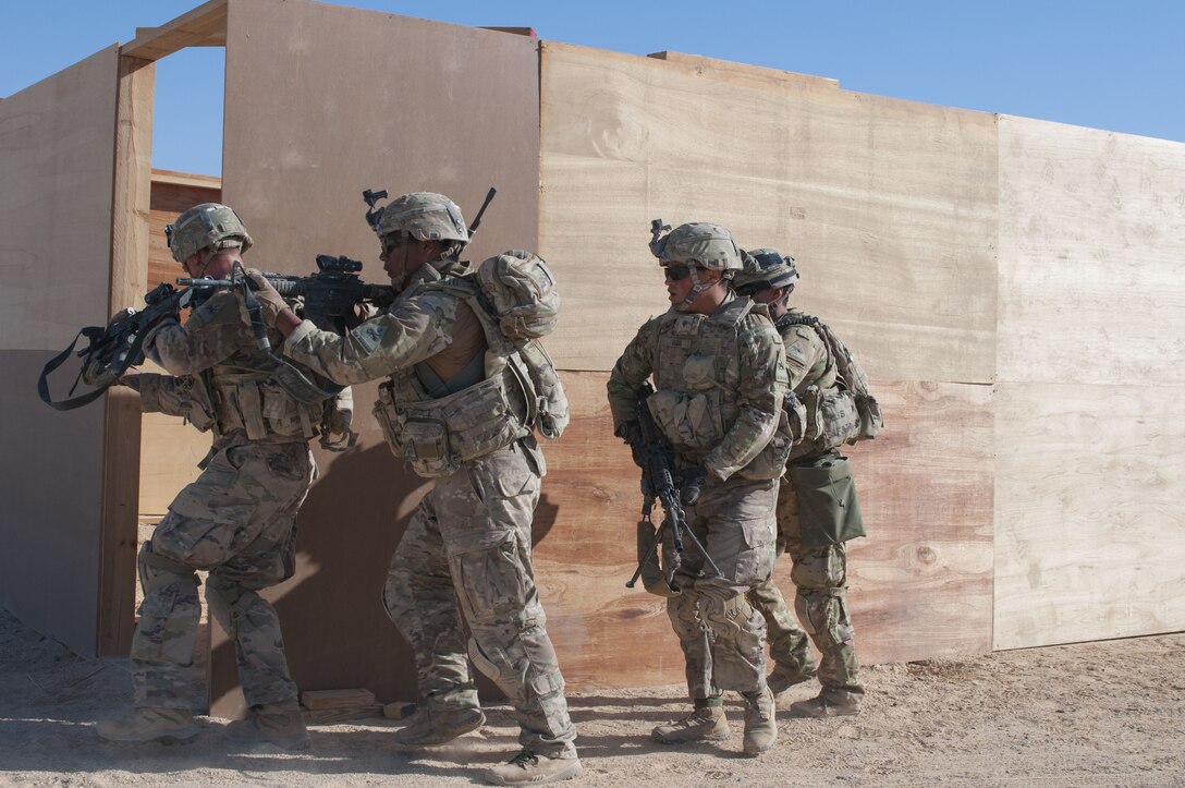 Infantry squad with 2nd Armored Brigade Combat Team, 1st Armored Division, assaults first of two buildings during platoon live-fire lane, January 28, 2018, during Omani-U.S. exercise Inferno Creek 2018, near Thumrait, Oman (U.S. Army/David L. Nye)