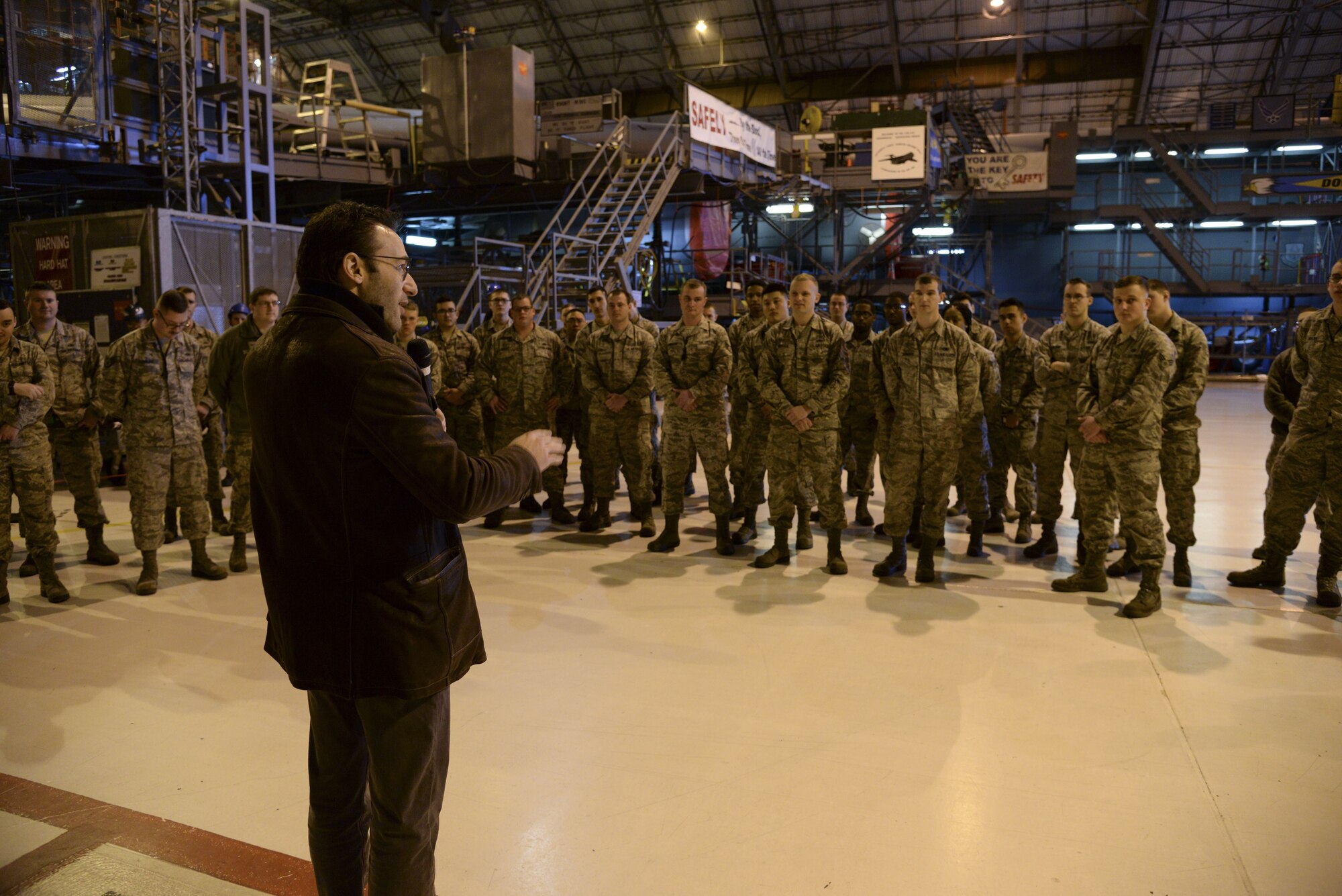 Simon Sinek speaks to Airmen Feb. 1, 2018, at the C-5 Isochronal Inspection Dock on Dover Air Force Base, Del. Sinek later took a tour of the ISO Dock to see what the Team Dover Airmen do to keep the Air Force’s C-5 fleet flying. (U.S. Air Force photo by Staff Sgt. Aaron J. Jenne)