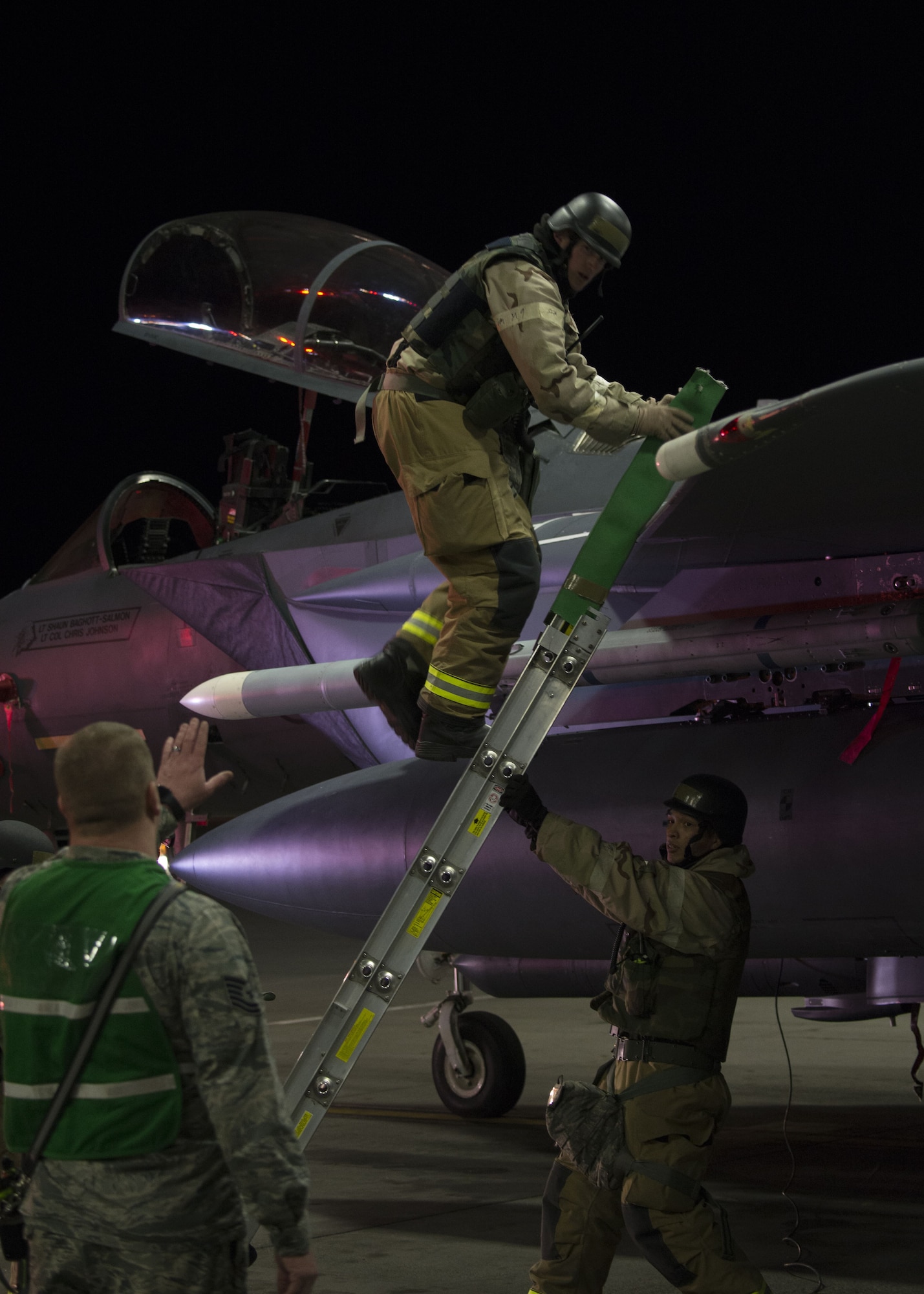 Image of 366th Civil Engineer Squadron firefighters perform drill procedures during exercise Gunslinger 18-4, Feb. 8, 2018, at Mountain Home Air Force Base, Idaho. The exercise focused on training for potential real-world contingencies. (U.S. Air Force photo by Airman 1st Class Jeremy D. Wolff)