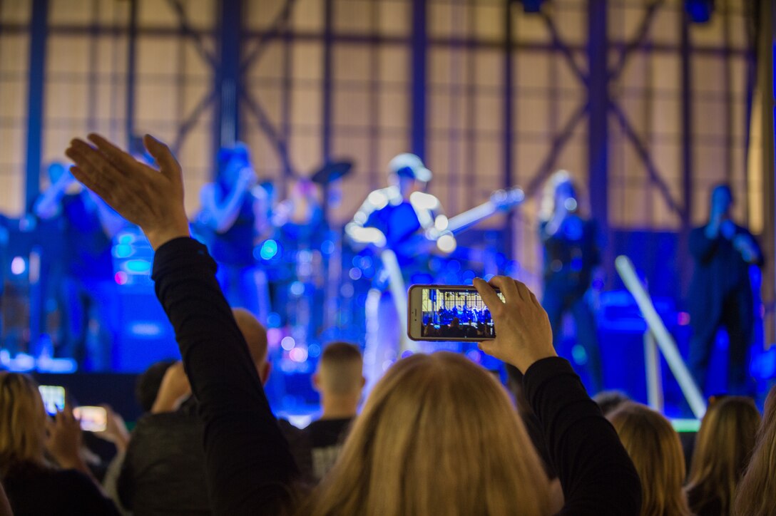 Gary Sinise, Lt. Dan Band rock the hangar