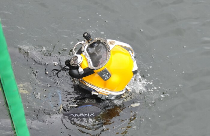 PANAMA CITY, Florida - Commander, Navy Combat Command Rear Adm. Brian Brakke, USN, dives Naval Surface Warfare Center Panama City Division's Diver Augmented Vision Display prototype Feb. 1, 2018 in Panama City, Florida. (RELEASED) U.S. Navy photo by Jacqui Barker, NSWC PCD.