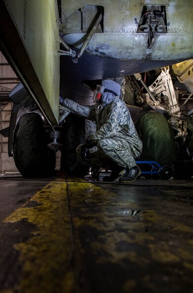2MXS washes the Stratofortress