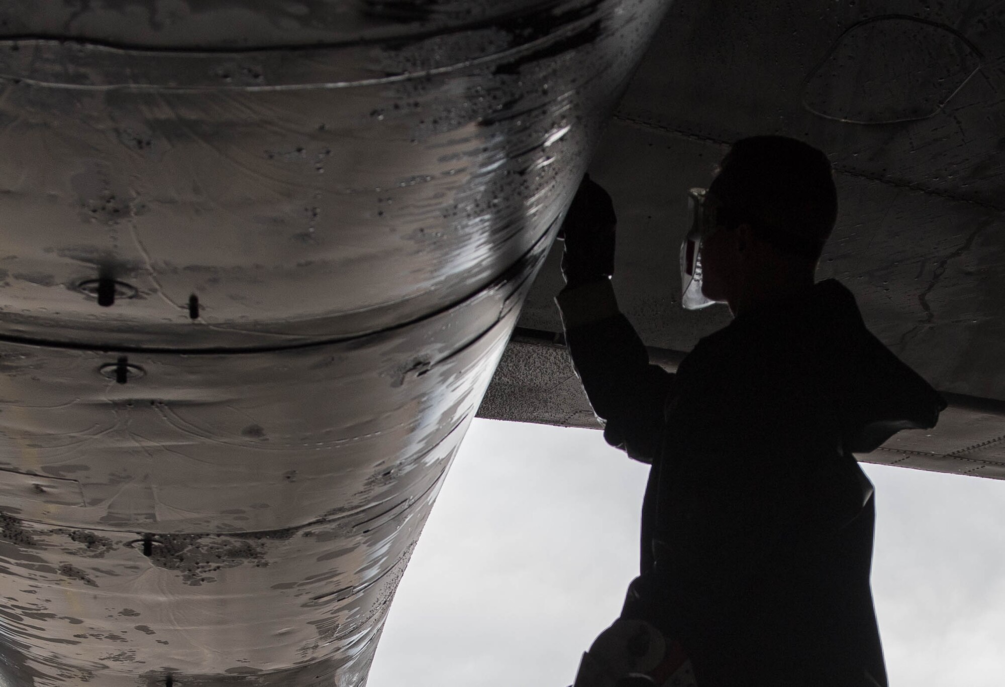 2MXS washes the Stratofortress