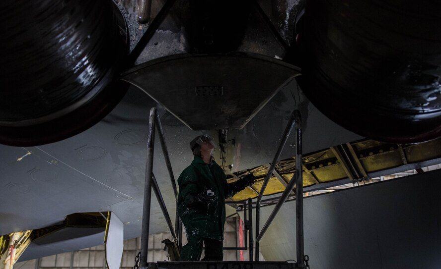 2MXS washes the Stratofortress