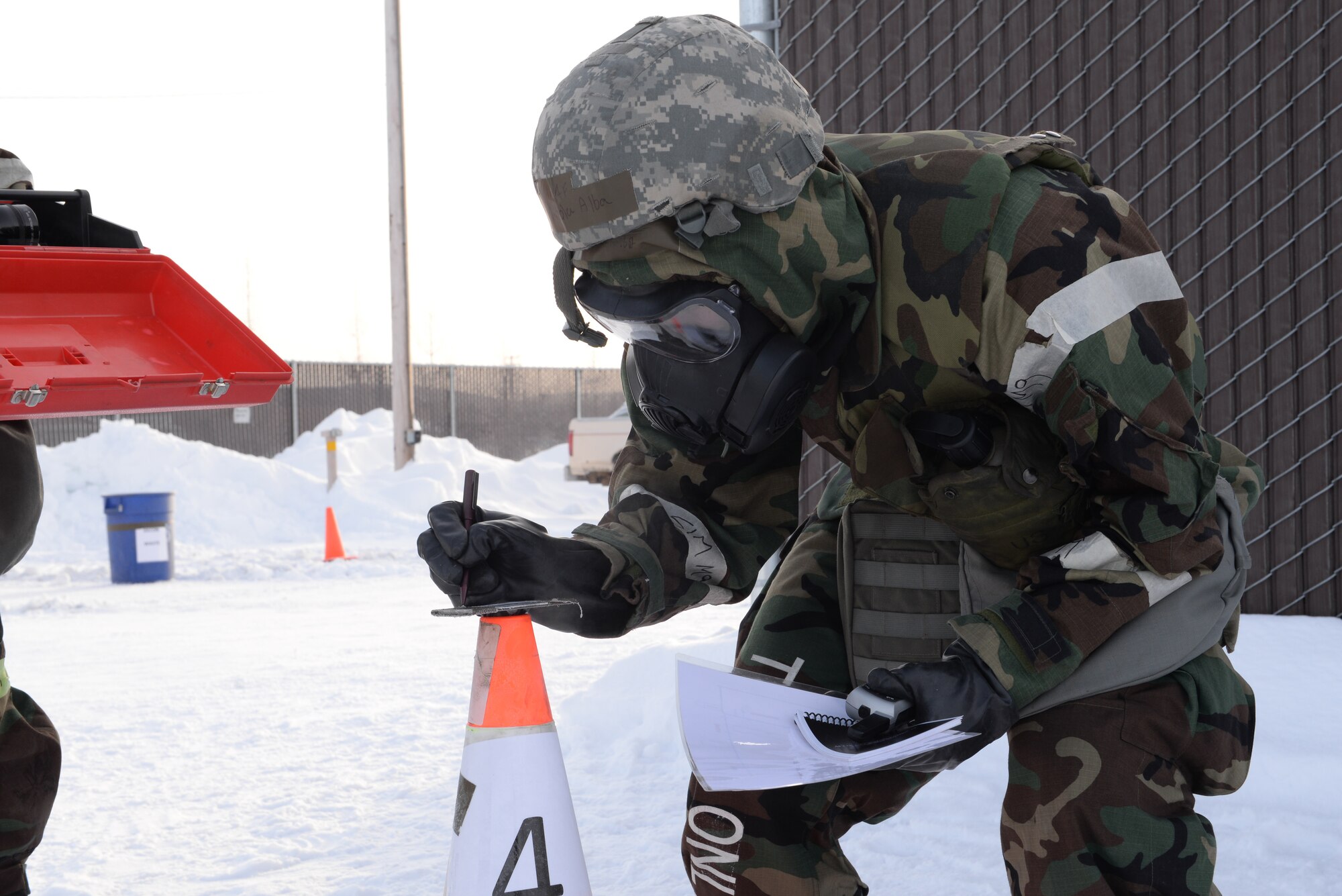 Icemen practice recovery operations during Arctic Gold 18-5