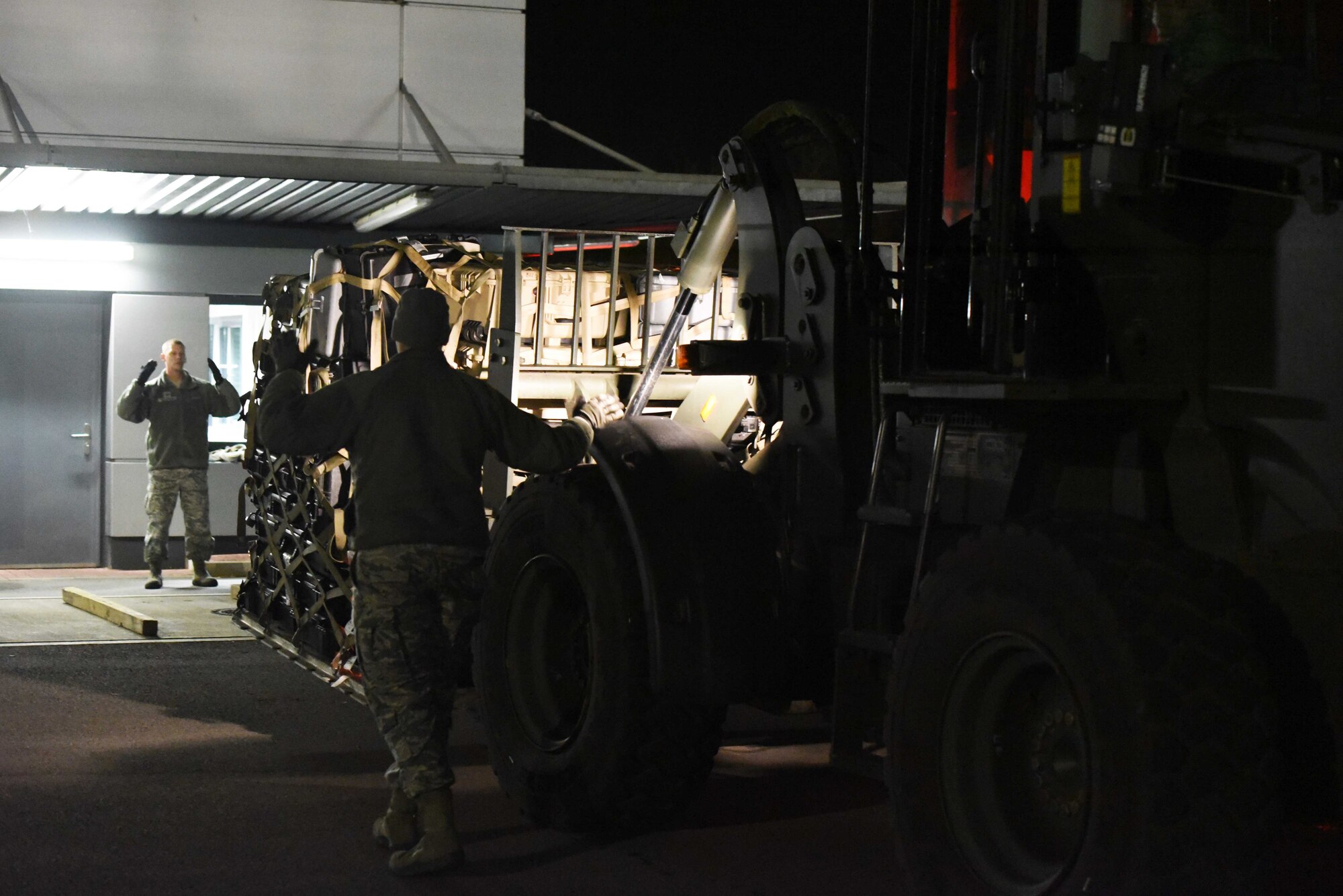 435 AEW, 86 LRS Airmen load pallets near the Ramstein Air Base flight line