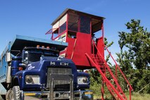 man assures truck loac