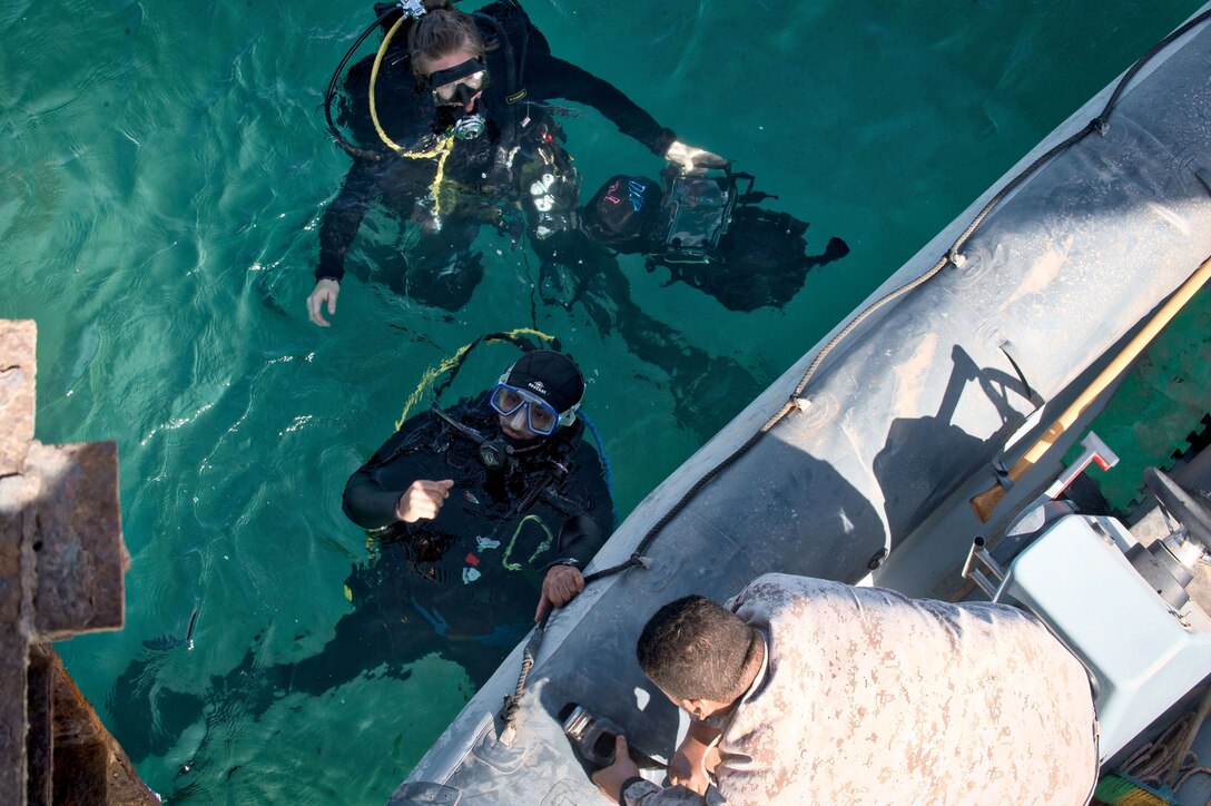 180108-N-XE158-0106 Mohammed Al-Ahmad Naval Base, KUWAIT (Jan. 8, 2018) Explosive Ordnance Disposal Technician 3rd Class Carolyn Willeford, top, assigned to Commander, Task Group 56.1, operates an underwater navigation system during a scuba dive with a Kuwait Naval Force explosive ordnance disposal technician during a training evolution as part of exercise Eager Response 18. Eager Response 18 is a bilateral explosive ordnance disposal military exercise between the State of Kuwait and the United States. The exercise fortifies military-to-military relationships between the Kuwait Naval Force and U.S. Navy, advances the operational capabilities of Kuwaiti and U.S. forces to operate in the maritime domain, and enhances interoperability and warfighting readiness. (U.S. Navy photo by Mass Communication Specialist 1st Class Louis Rojas/Released)