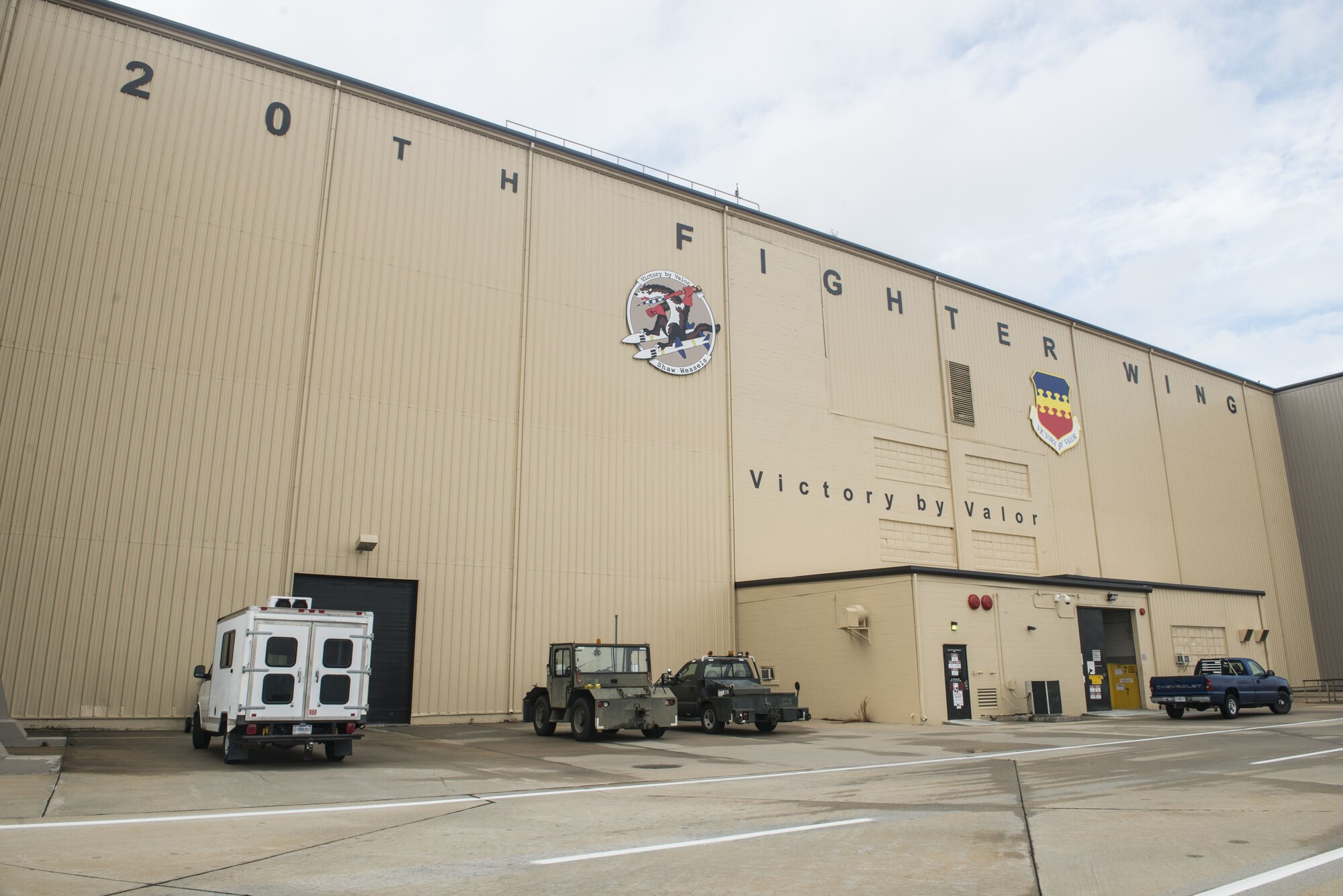 The back of Hangar 1200 displays the Wild Weasel and 20th Fighter Wing (FW) emblems as well as the unit motto, “Victory by Valor,” at Shaw Air Force Base, S.C., Jan. 12, 2018.