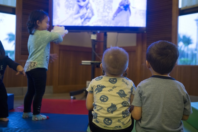 Military Families Enjoy A Winter Wonderland Themed Dinner Aboard Camp Foster Okinawa Marines News Article Display