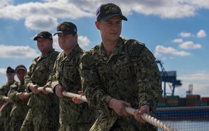 Sailors handle mooring line aboard USS Carney (DDG 64)