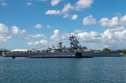 180126-N-LY160-0234 PEARL HARBOR, Hawaii (January 26, 2018) The crew of the Virginia-class fast-attack submarine USS Missouri (SSN 780) render honors to the Battleship Missouri Memorial following a homeport change from Groton, Connecticut. (U.S. Navy photo by Mass Communication Specialist 2nd Class Michael H. Lee/ Released)