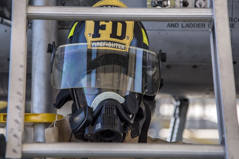 Airman 1st Class Orlando Chapman, 23d Civil Engineer Squadron (CES) firefighter, holds a ladder during extraction training, Jan. 25, 2018, at Moody Air Force Base, Ga. Firefighters from the 23d CES conducted A-10C Thunderbolt II extraction training to practice extinguishing an aircraft fire and quickly rescuing a pilot from an A-10. The 23d CES holds the extraction training twice annually and are evaluated on the amount of time it takes them to rescue a pilot from the cockpit. (U.S. Air Force photo by Airman Eugene Oliver)