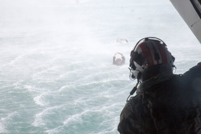 RIMPAC participants practice helo casting in Hawaii