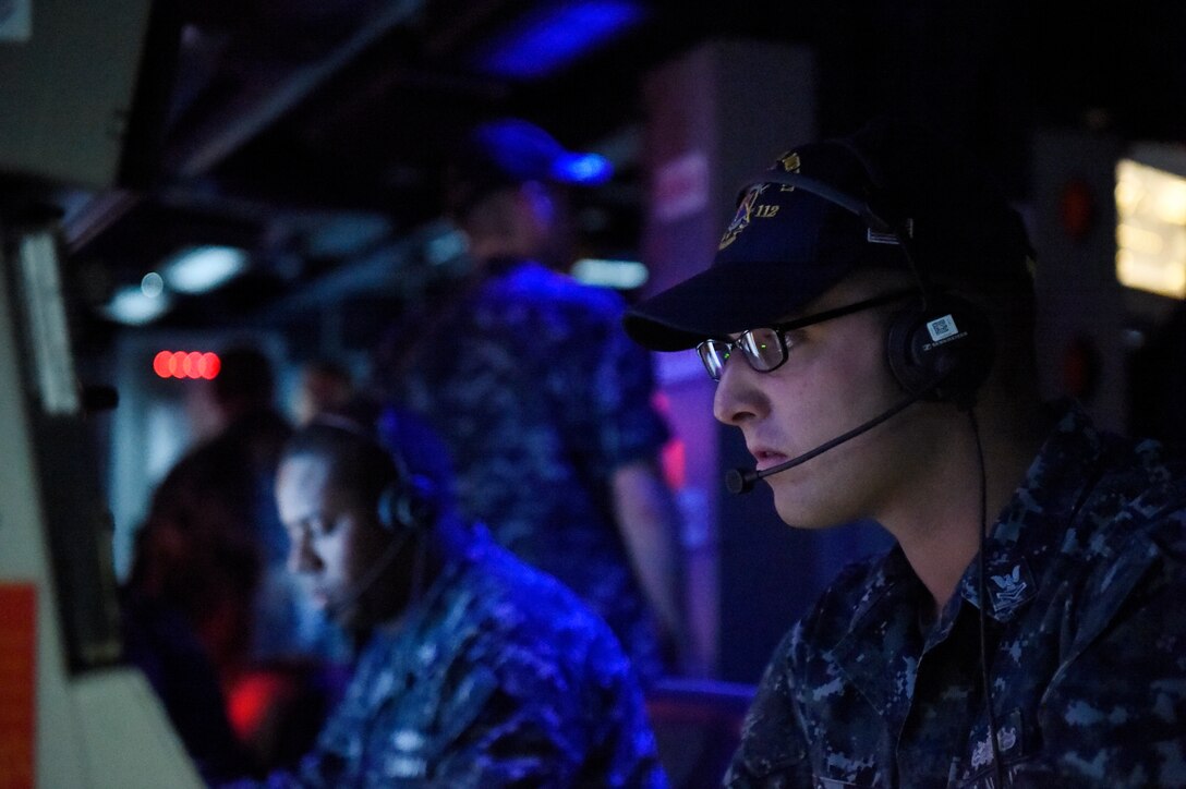 Sailor aboard guided-missile destroyer USS Michael Murphy takes part in Office of Naval Research demonstration of new and improved training combining software and gaming technology to help naval forces develop strategies for diverse missions and operations, Pearl Harbor, March 24, 2016 (U.S. Navy/John F. Williams)