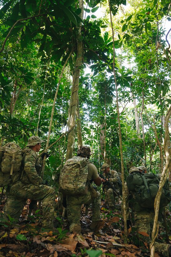 U.S. Army Special Forces reconnaissance team with U.S. Special Operations Command South prepares for patrol during Joint Combined Exchange Training culmination exercise with Panamanian security forces in Colon, Panama, February 1, 2018 (U.S. Army/Osvaldo Equite)