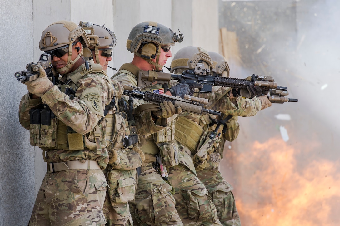 Green Beret Soldiers assigned to 7th Special Forces Group (Airborne), Operational Detachment-A, prepare to breach entry point during close quarter combat scenario as part of Integrated Training Exercise 2-16 at Marine Corps Air Ground Combat Center, Twentynine Palms, California, February 10, 2016 (U.S. Air Force/Efren Lopez)