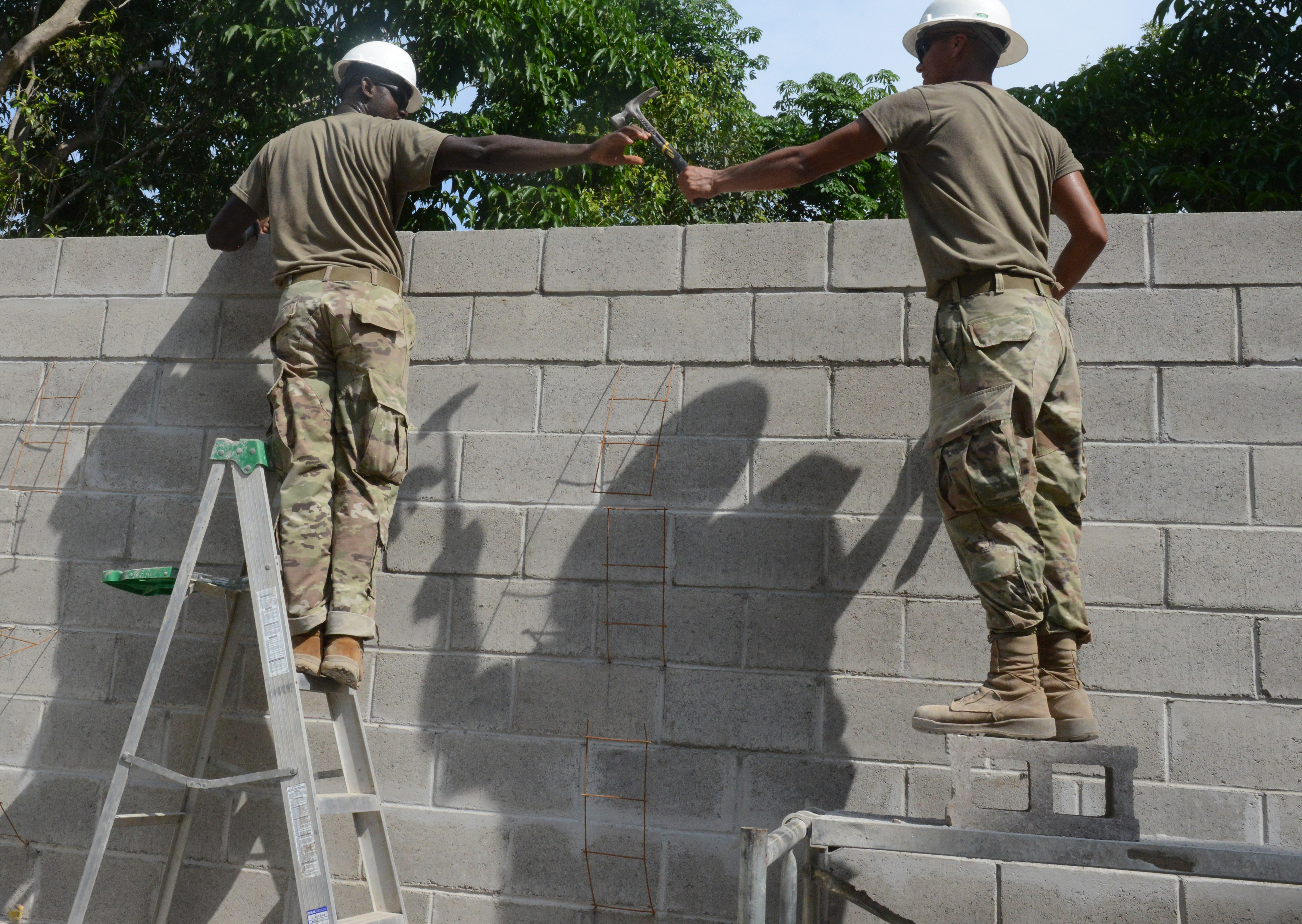 U.S., Salvadoran Soldiers build structures, relationships > U.S
