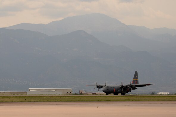 PETERSON AIR FORCE BASE, Colo. – Aircrews and a C-130 Hercules aircraft from the 153rd AW, Cheyenne, Wyoming, arrive in response for assistance from the National Interagency Fire Center to support the ongoing fire suppression response efforts in the western U.S., at Peterson Air Force Base, Colorado, July 5, 2018. The Wyoming Air National Guard wing and a C-130 Hercules from 152nd AW, Nevada ANG, Reno, Nevada, arrived to join two Modular Airborne Fire Fighting Systems-equipped C-130s from the Air Force Reserve Command’s 302nd AW. (U.S. Air Force photo by Staff Sgt. Tiffany Lundberg)