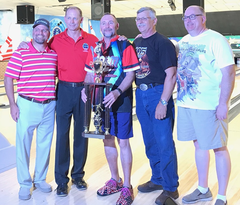 Winning bowling team picture