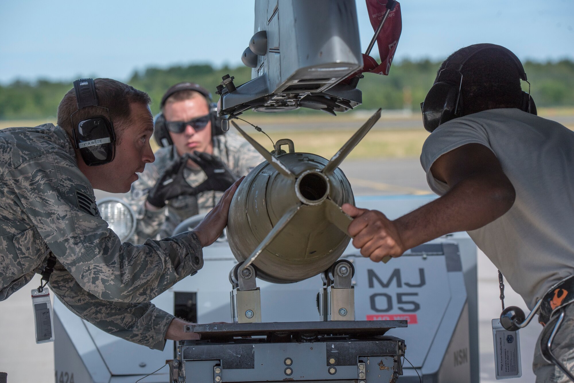 U.S. Air Force Airmen, weapons technicians assigned to the 140th Wing, Colorado Air National Guard load MK-82 500lb bombs at Amari Air Base, Estonia onto an F-16 Fighting Falcon assigned to 120th Fighter Squadron, Colorado Air National Guard for a live bomb drop at the Adazi range in Latvia during Saber Strike 18, June 14, 2018.