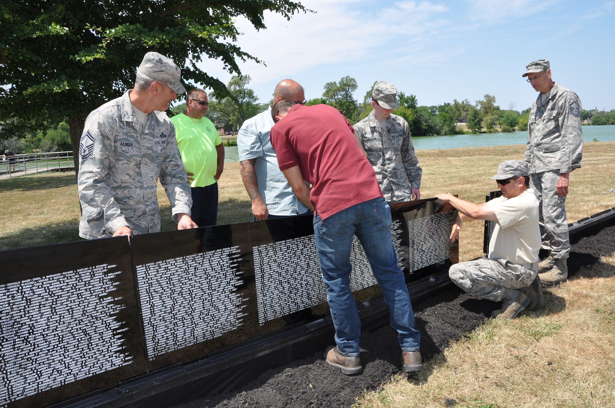 Niagara Airmen lend a helping hand