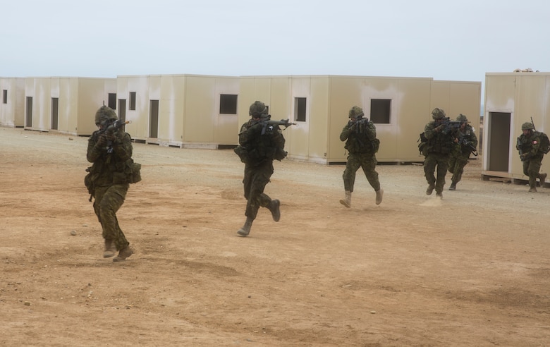Canadian soldiers team up with U.S. Marines for amphib raid during RIMPAC
