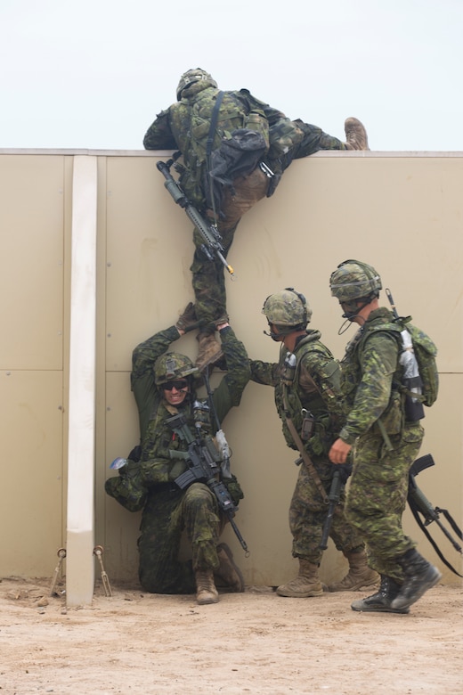 Canadian soldiers team up with U.S. Marines for amphib raid during RIMPAC