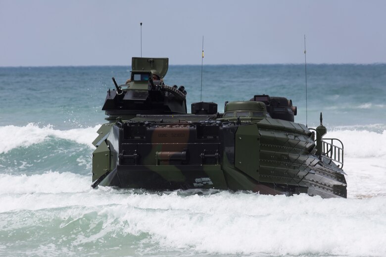 Canadian soldiers team up with U.S. Marines for amphib raid during RIMPAC