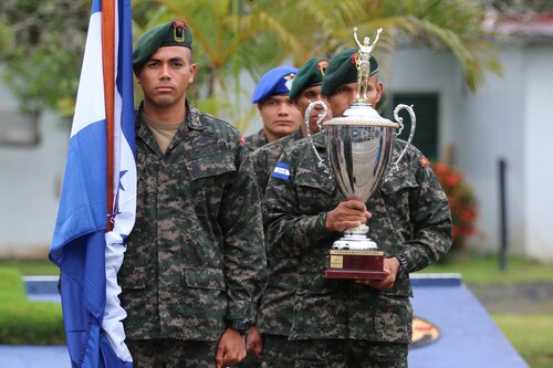 Panamanian commandos hold the Fuerzas Comando special operations competition trophy to open the 2018 exercise.