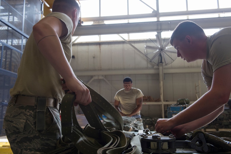 Airmen from the 97th Logistics Readiness Squadron Aerial Operations Flight rig a pallet for training, July 11, 2018, at Altus Air Force Base, Okla.