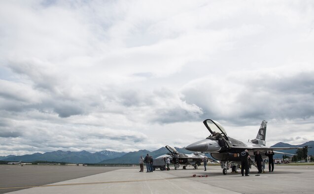U.S. Air Force Pacific Air Forces’ F-16 Demonstration Team and contractors perpare two F-16 Fighting Falcons from Eielson Air Force Base, Alaska, for an aerobatic practice at Joint Base Elmendorf-Richardson, Alaska, June 26, 2018. Eielson AFB supported the demo team by providing aircraft to fly as well as contractors to maintain the jets for the 2018 Arctic Thunder biennial air show . (U.S. Air Force photo by Senior Airman Sadie Colbert)