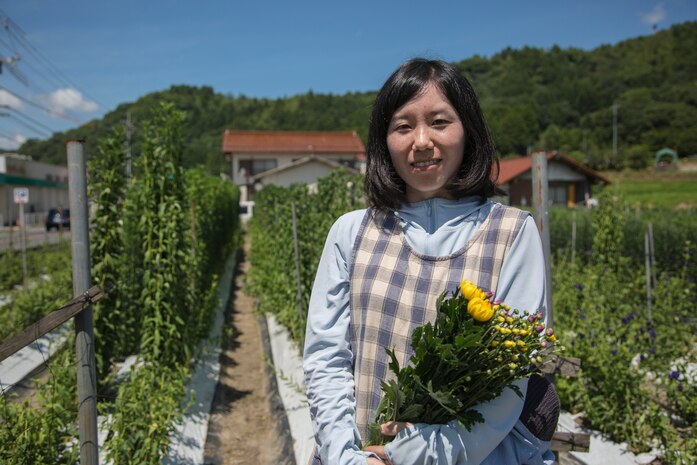 New experiences bloom: Flower arrangement and farm visit