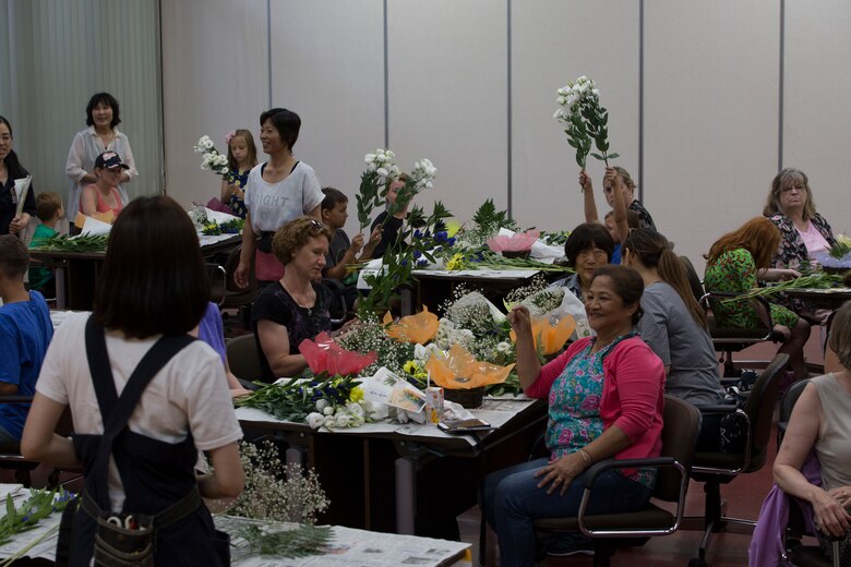 New experiences bloom: Flower arrangement and farm visit