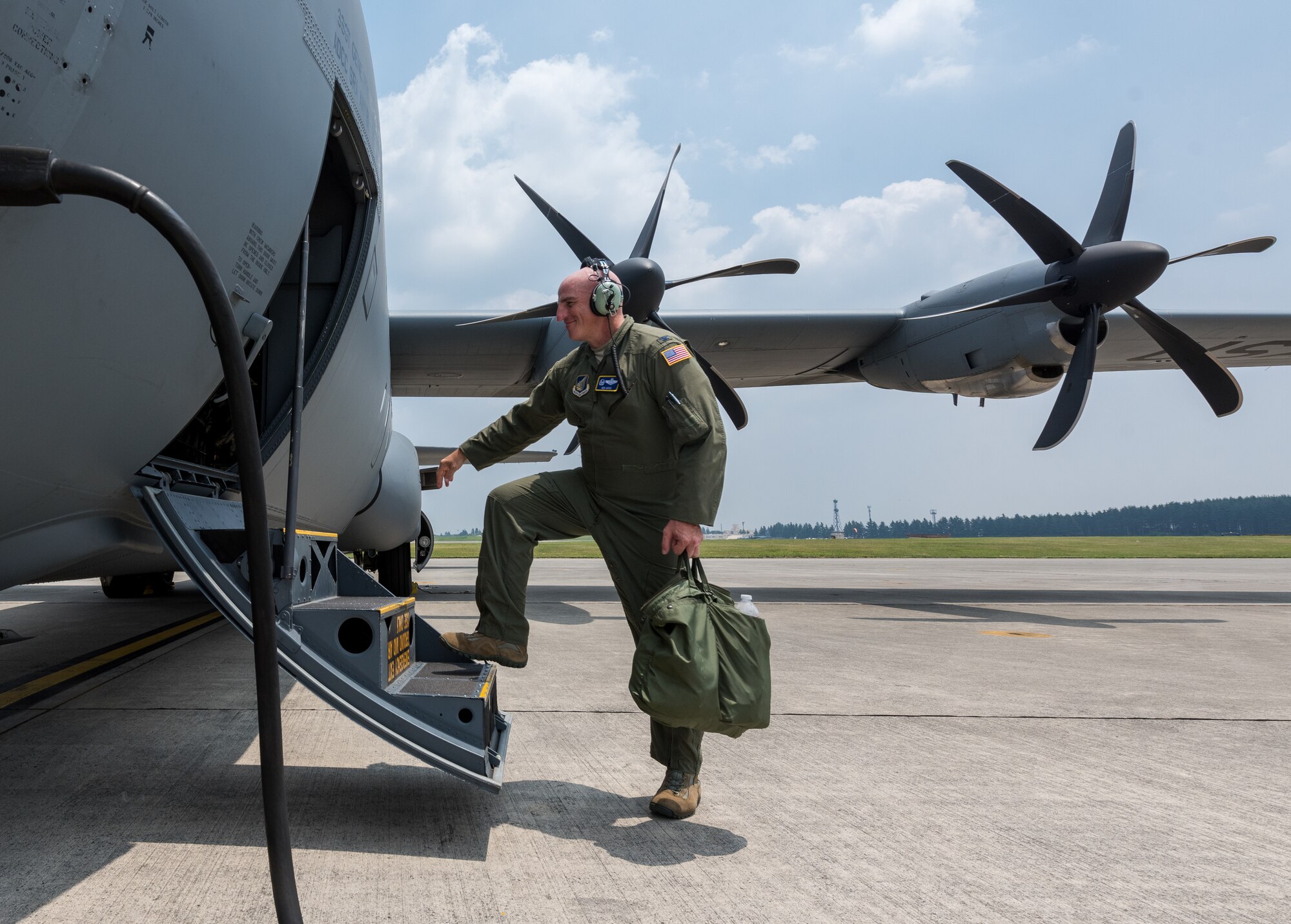 Col. Moss completes fini flight at Yokota