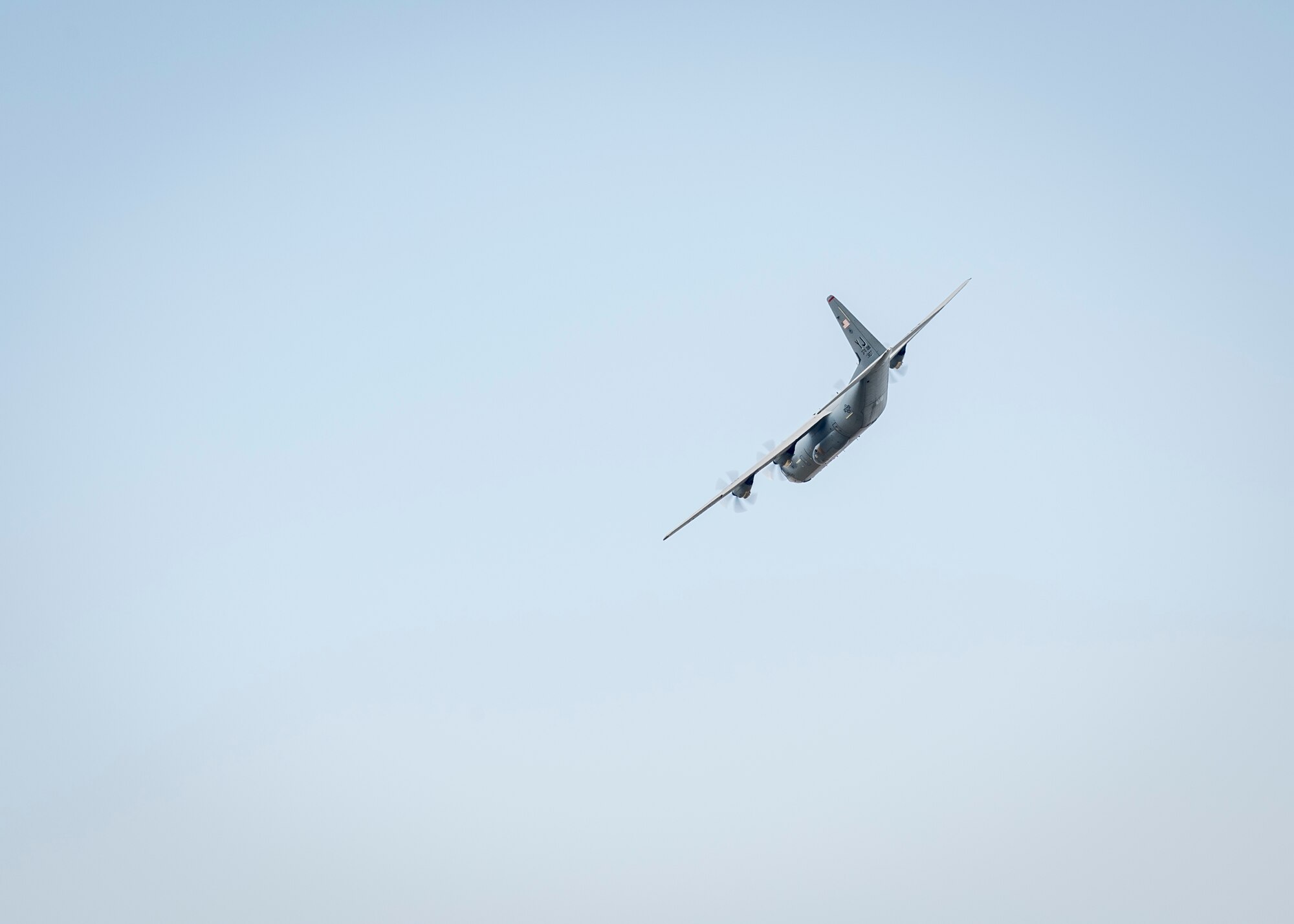 Col. Moss completes fini flight at Yokota