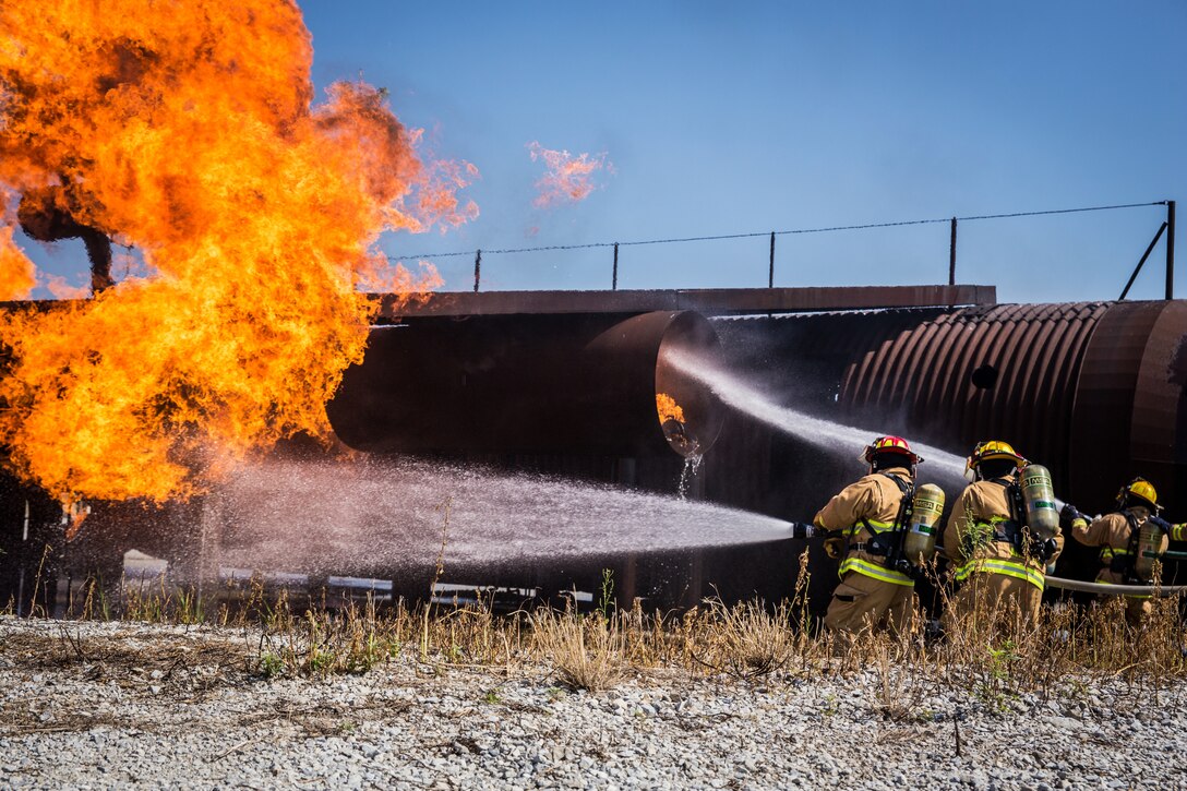 National Guard soldiers participate in a fire simulation.