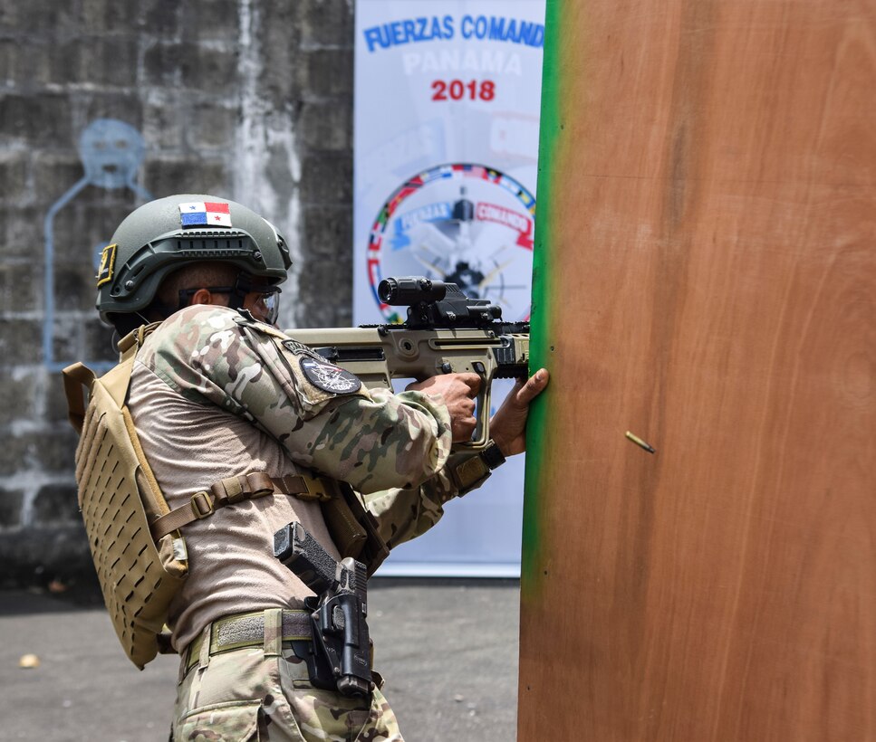 A Panamanian comando shoots targets as part of Fuerzas Comando