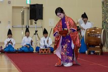Japanese share history through performance with American children