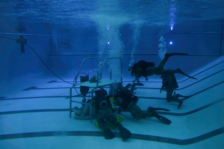 Special Tactics Airmen demonstrate dive techniques