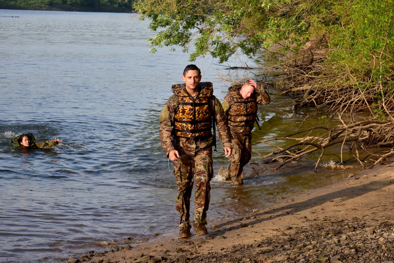 Members of the 420th Engineer Brigade conduct a helocast drop in the Arkansas River, as part of River Assault 2018, July 22, 2018. The joint training exercise features assets from the Army Reserve, National Guard, and active-duty Army. The event was supported by members of the Sapper Leader Course and the Army Deep Sea Dive Team. Army photo by 1st Sgt. Daniel Griego