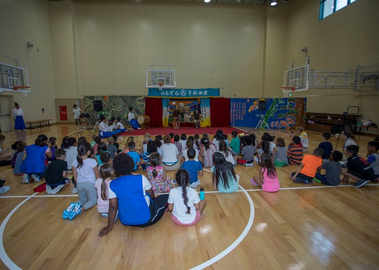 Japanese share history through performance with American children