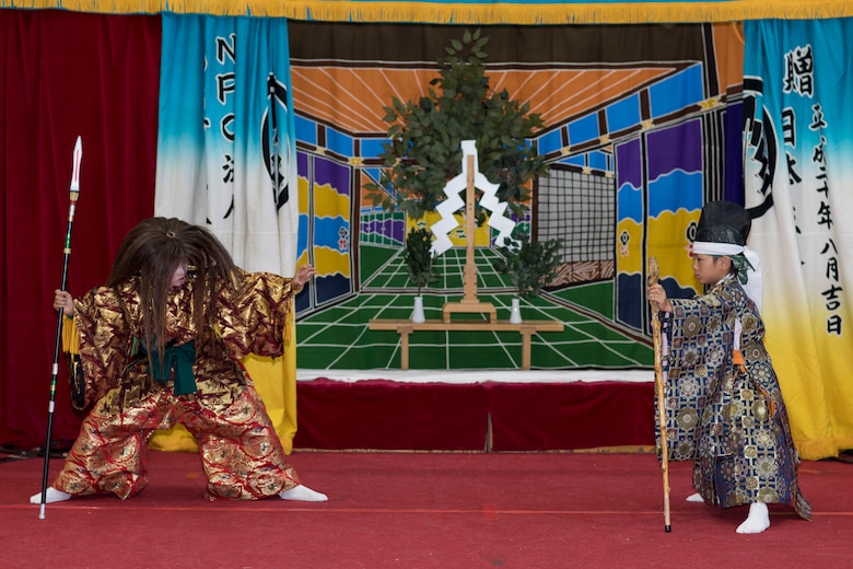 Japanese share history through performance with American children