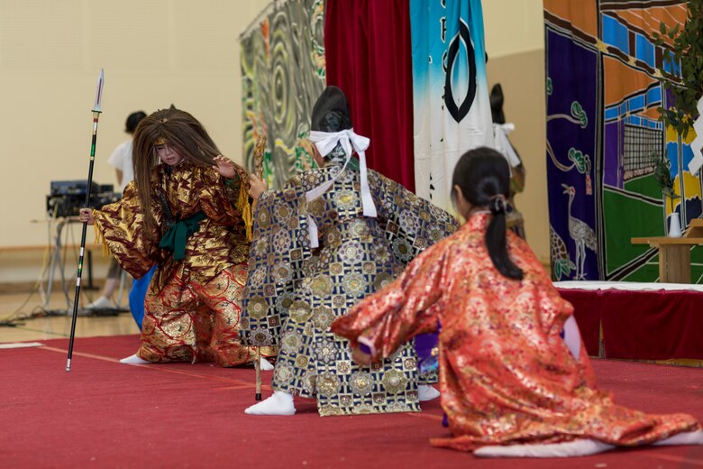 Japanese share history through performance with American children