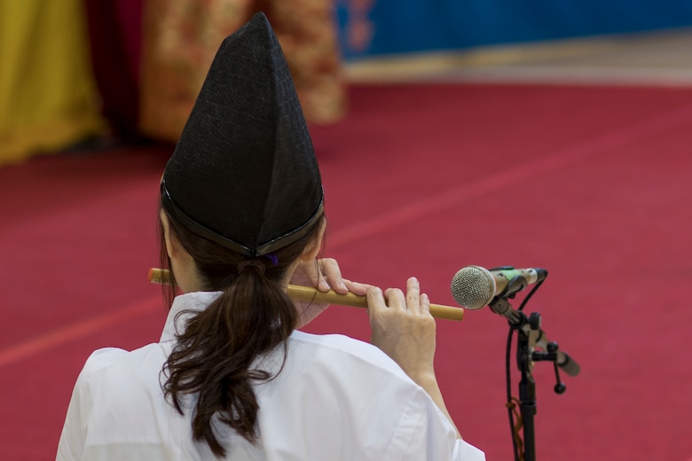 Japanese share history through performance with American children