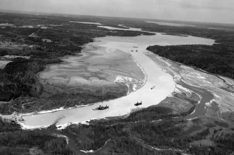 Construction crews excavate the divide cut portion of the Tennessee-Tombigbee Waterway near Iuka, Miss., April 4, 1978.  The location is near Pickwick Lake on the Tennessee River. (Courtesy Asset)