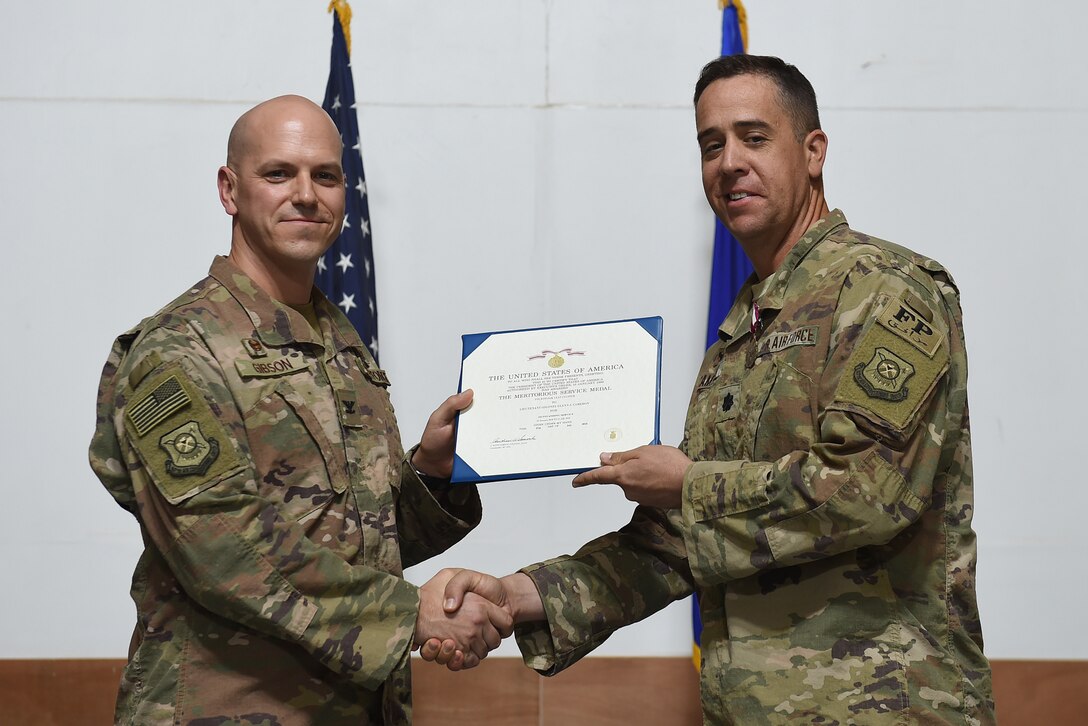 Two Airmen shake hands